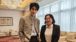 郑丽文被张凌赫合照刷屏，笑称：我们都“暴动”了