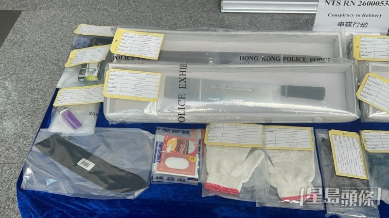 警方展示行劫的工具。 警方展示行劫的工具。