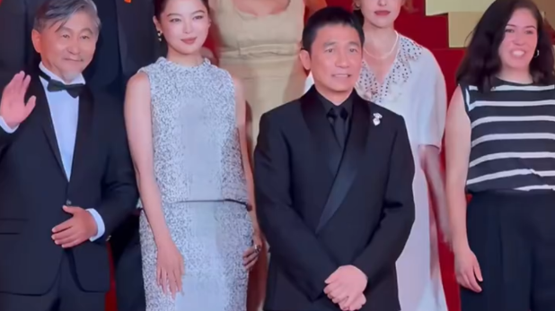 辛芷蕾与梁朝伟等合影时被指“抢C位”，工作室发声否认