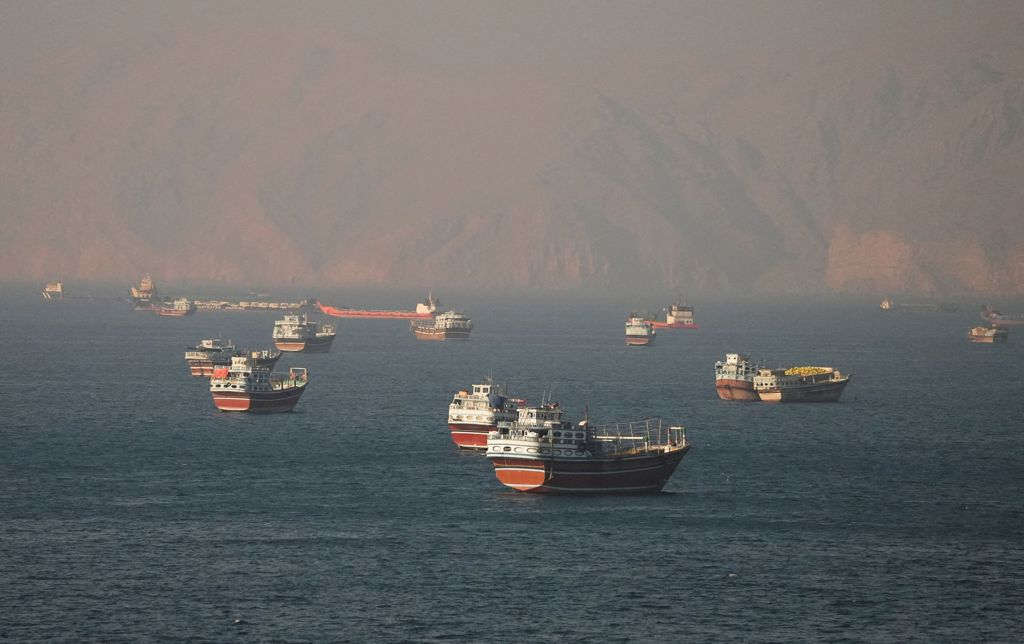 在霍尔木兹海峡内的船只,摄于15日 在霍尔木兹海峡内的船只,摄于15日