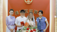 胡杏儿惊喜乱入结婚领证场地，与幸运新人合照送祝福，新娘称看《肥田囍事》长大