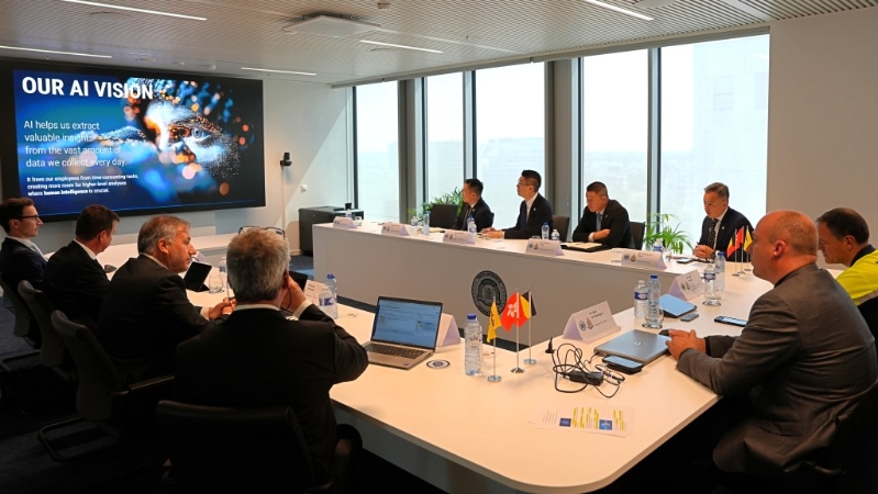 图示周一鸣（右一）及代表团与当地高级警务人员会面。