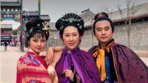 “薛姨妈”扮演者李凤英去世，薛宝钗扮演者张莉、薛蟠扮演者陈红海泣拜