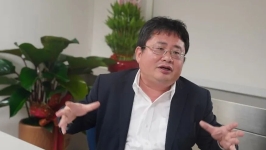 他原名荆涛，后改名矢板明夫搞“台独”，在台湾当街挨揍