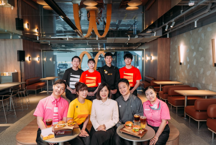 2025年,全球10间最繁忙的麦当劳餐厅之中,香港稳占7间,创下全球纪录,彰显其卓越地位。 2025年,全球10间最繁忙的麦当劳餐厅之中,香港稳占7间,创下全球纪录,彰显其卓越地位。