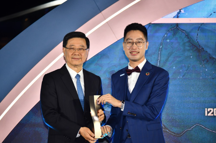 「青年企业家」组别由i2Cool创冷科技共同创办人兼行政总裁朱毅豪(右)夺得,行政长官李家超(左)颁奖。 「青年企业家」组别由i2Cool创冷科技共同创办人兼行政总裁朱毅豪(右)夺得,行政长官李家超(左)颁奖。