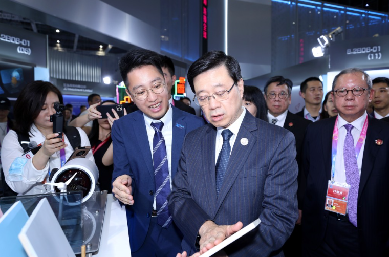 李家超到访i2Cool在上海进口博览会2023的摊位。 李家超到访i2Cool在上海进口博览会2023的摊位。