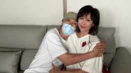 周星驰刘嘉玲紧拥拖实互动曝光，拍《功夫女足》见证38年友谊，女方对星爷一个称呼显江湖地位